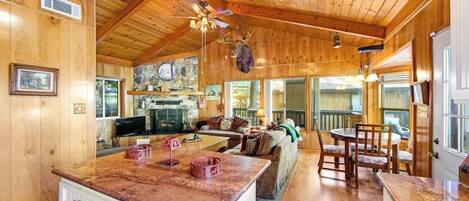 Téléviseur, foyer, lecteur de DVD, table de baby-foot