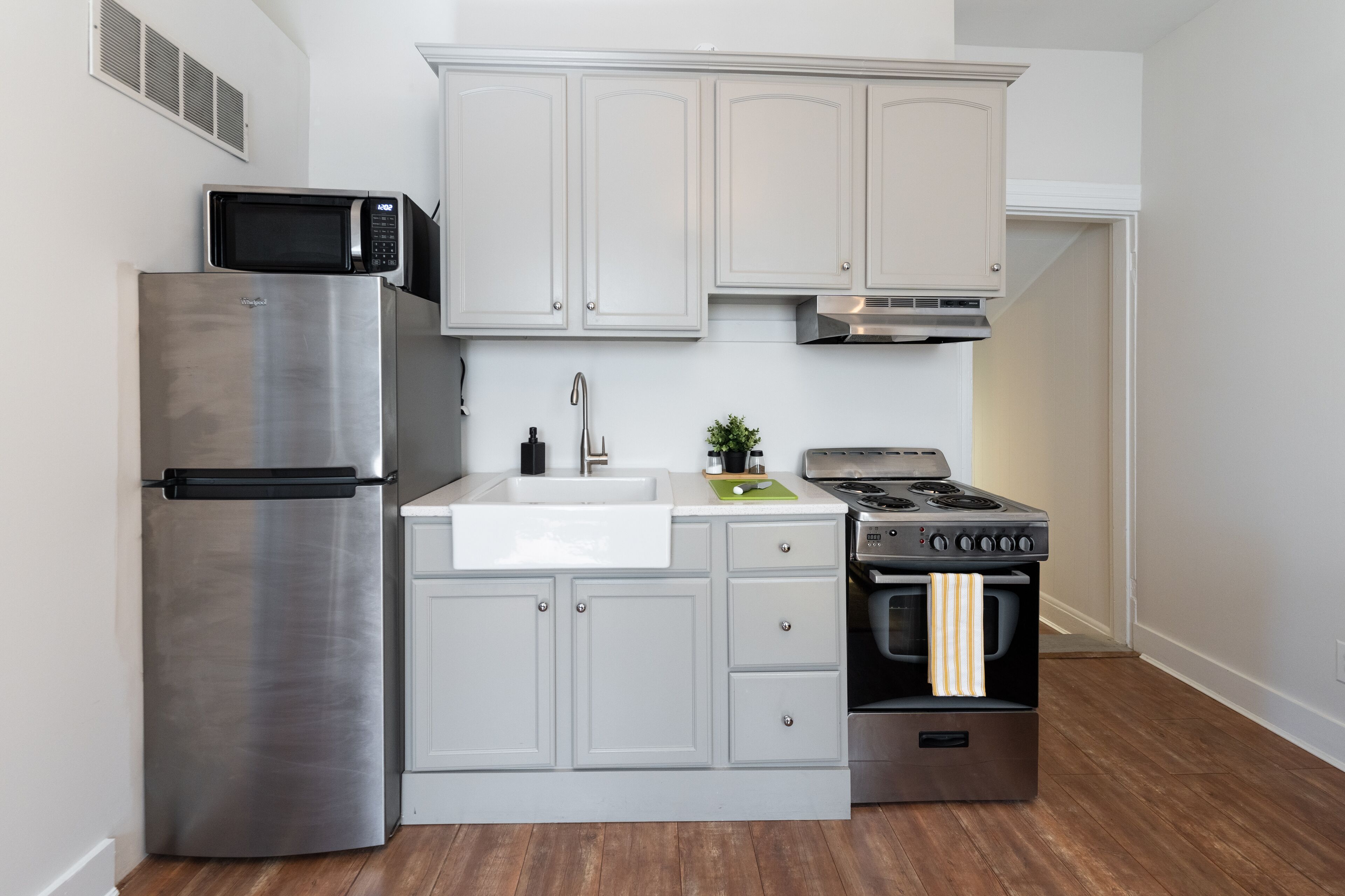 Frigorífic, microones, forn i placa de cuina 