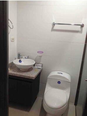 Een bad, handdoeken, toiletpapier