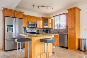 Private kitchen - Beautiful home steps of the beach (Miami Beach)