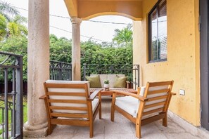 Property grounds - Beautiful home steps of the beach (Miami Beach)