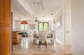 Interior - Beautiful home steps of the beach (Miami Beach)