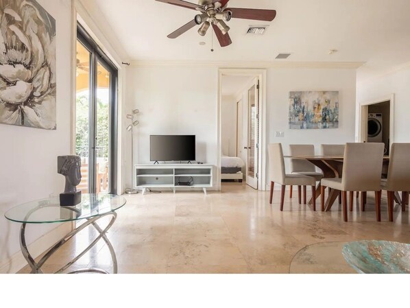 Interior - Beautiful home steps of the beach (Miami Beach)