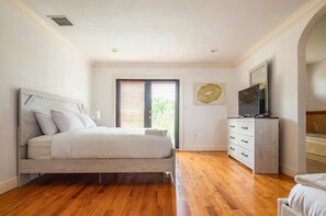 4 bedrooms, WiFi - Beautiful home steps of the beach (Miami Beach)