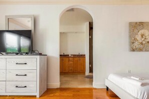 4 bedrooms, WiFi - Beautiful home steps of the beach (Miami Beach)