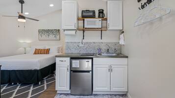 Micro-ondes, plaque de cuisson, cafetiĂšre/bouilloire, grille-pain