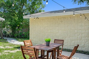 Outdoor dining - Tiny Home Near USF and Downtown—Patio, Fast Wi-fi (Tampa)