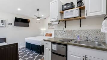 Micro-ondes, plaque de cuisson, cafetiĂšre/bouilloire, grille-pain