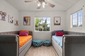 3 Schlafzimmer, Schreibtisch, Bügeleisen/Bügelbrett, kostenloses WLAN