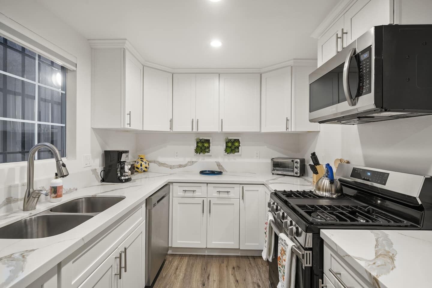 Refrigerador, microondas, horno y parrilla de estufa 