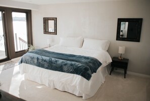 5 bedrooms, desk, iron/ironing board, travel crib