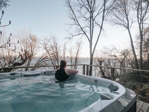 Outdoor spa tub