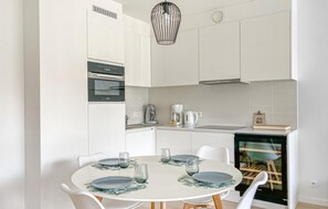 Réfrigérateur, micro-ondes, plaque de cuisson, lave-vaisselle