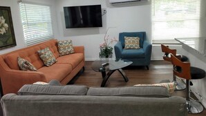 Un salon avec un canapé, un fauteuil et une table basse.
