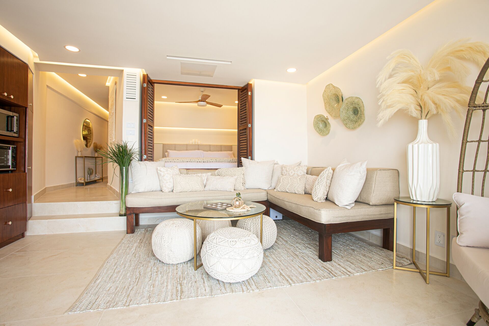 Una sala de estar moderna con sofá, mesa de centro y almohadones decorativos.