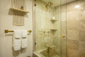 Bañera con ducha, secador de pelo, toallas, jabón