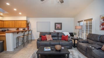 Smart TV, chimenea, Netflix y libros