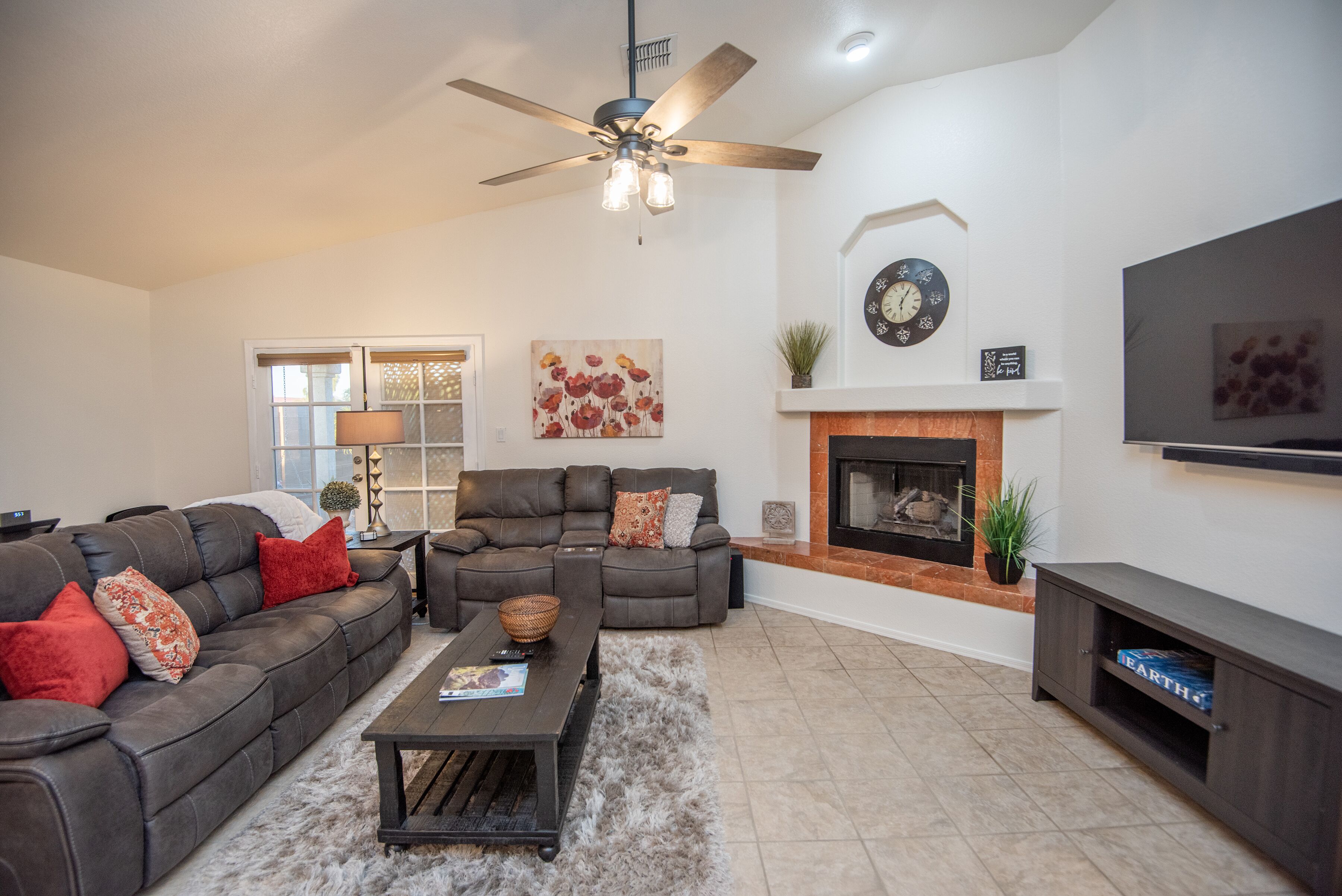 Smart TV, caminetto, Netflix, libri