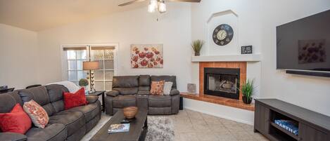 TV connectée, cheminée, Netflix, livres