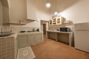 Réfrigérateur, micro-ondes, plaque de cuisson, cafetiÚre/bouilloire