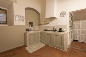 Kühlschrank, Mikrowelle, Herdplatte, Wasserkocher mit Kaffee-/Teezubehör