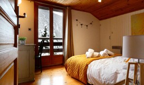 5 bedrooms, iron/ironing board, WiFi, bed sheets