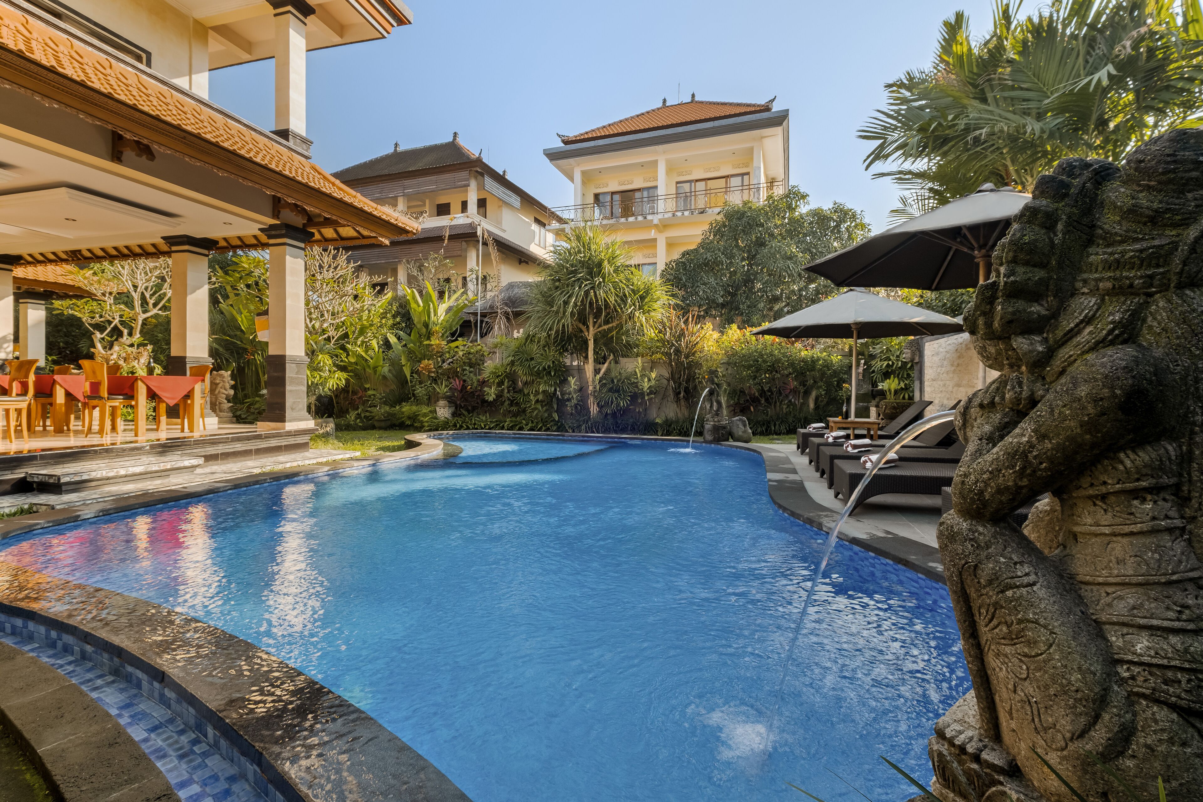 2 buitenzwembaden en ligstoelen