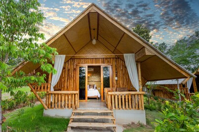 Hin Khong Villa bungalow with two single beds