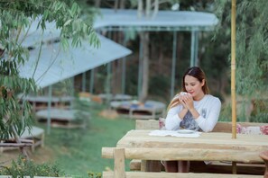 Property grounds - Hin Khong Villa bungalow with two single beds (Huai Sai)