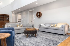 Smart TV, caminetto, lettore DVD, tavolo da calcetto