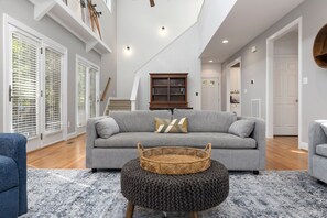 Smart TV, caminetto, lettore DVD, tavolo da calcetto