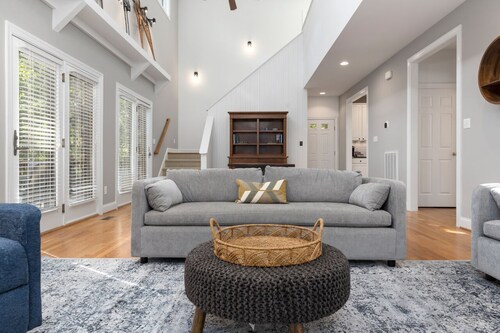 Bright & Modern 5 BR Wintergreen Home; Minutes from Hiking, Skiing, and Wineries