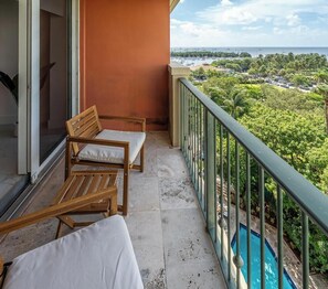 Property grounds - Coconut Grove Retreat, bayviews, 1 park incl, wkspace, Smart TV, Pool/hottub" (Coconut Grove)