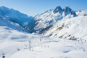 A snow-covered mountain landscape with ski lifts and a clear sky. - Chalets d'Henri 67 Apartment w/ Terrace & Mont Blanc Views, Argentière (Chamonix), France (Argentière (Chamonix))