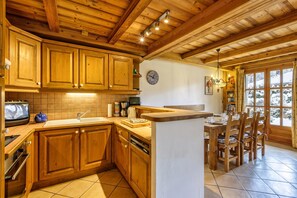 Kitchen and dining area - Chalets d'Henri 67 Apartment w/ Terrace & Mont Blanc Views, Argentière (Chamonix), France (Argentière (Chamonix))