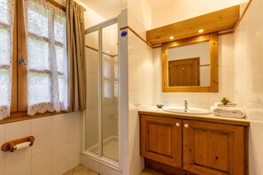 Ducha y bañera combinadas, secador de pelo y toallas