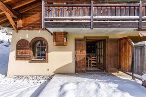 A wooden chalet with a balcony, a dining area, and a snow-covered entrance. - Chalets d'Henri 67 Apartment w/ Terrace & Mont Blanc Views, Argentière (Chamonix), France (Argentière (Chamonix))