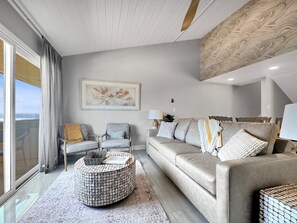 TV connectée, cheminée, livres, espaces bureaux