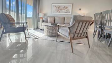 TV connectée, cheminée, livres, espaces bureaux