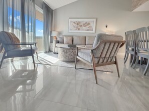 Smart TV, caminetto, libri, studio