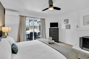 3 soverom, skrivebord, strykejern/-brett og reiseseng for barn