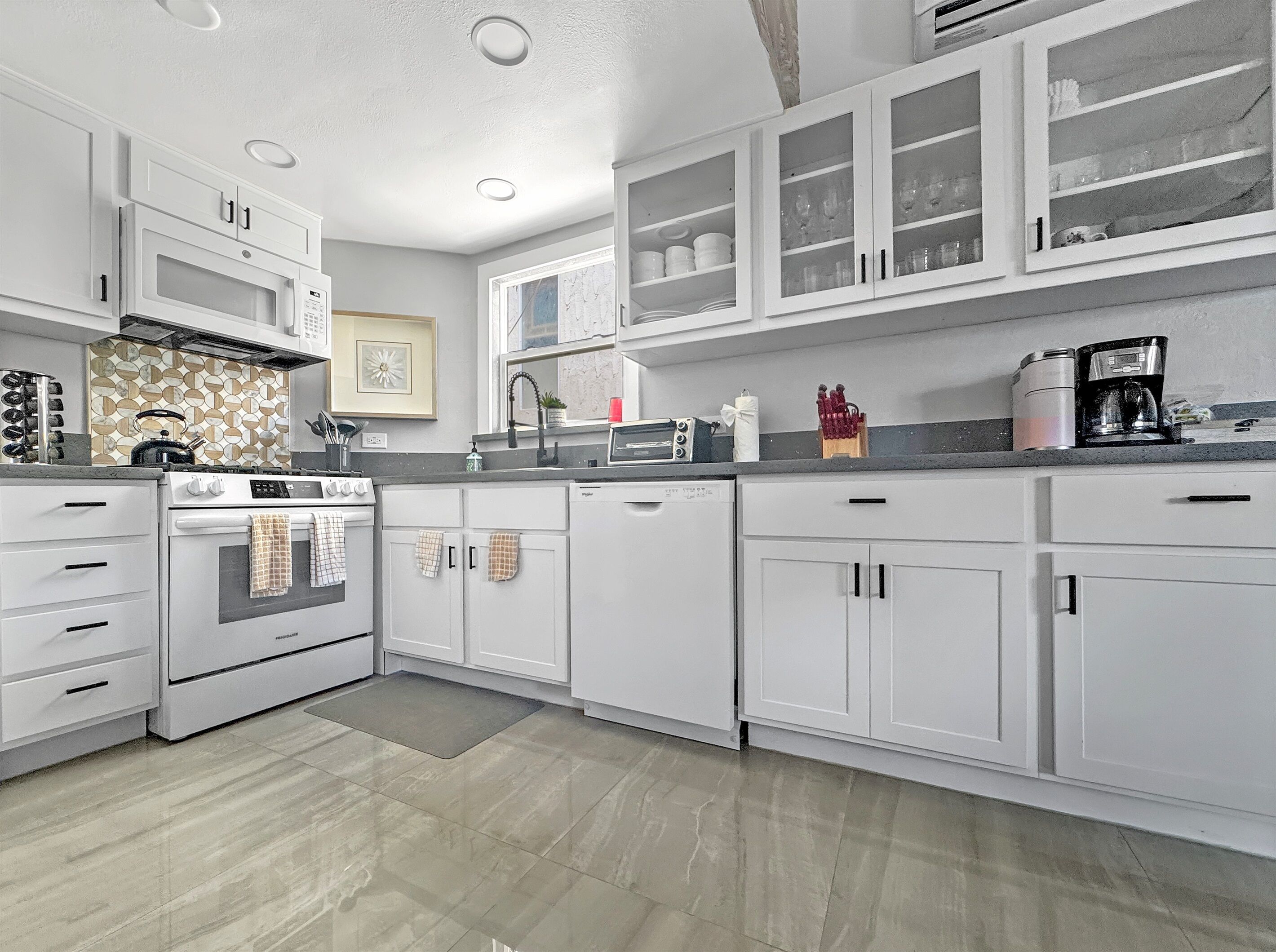 Refrigerador, microondas, horno y parrilla de estufa 