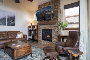 TV, fireplace - Trailhead 232 pool, hot tub, clubhouse (Winter Park)