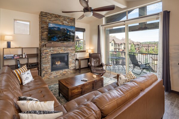 Een televisie en een open haard