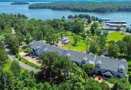 Relaxing Executive Condo at Big Bear Resort - Kentucky Lake views