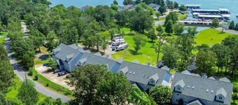 Relaxing Executive Condo at Big Bear Resort - Kentucky Lake views