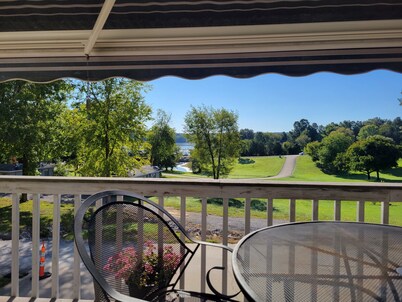 Relaxing Executive Condo at Big Bear Resort - Kentucky Lake views