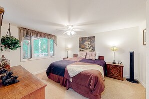 3 bedrooms, iron/ironing board, internet, bed sheets - Cozy cabin with water-view, fireplace, central AC, & washer/dryer (Boone)