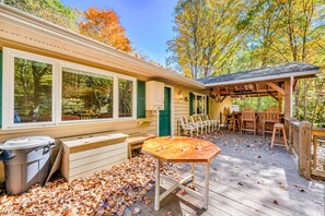 Outdoor dining - Cozy cabin with water-view, fireplace, central AC, & washer/dryer (Boone)