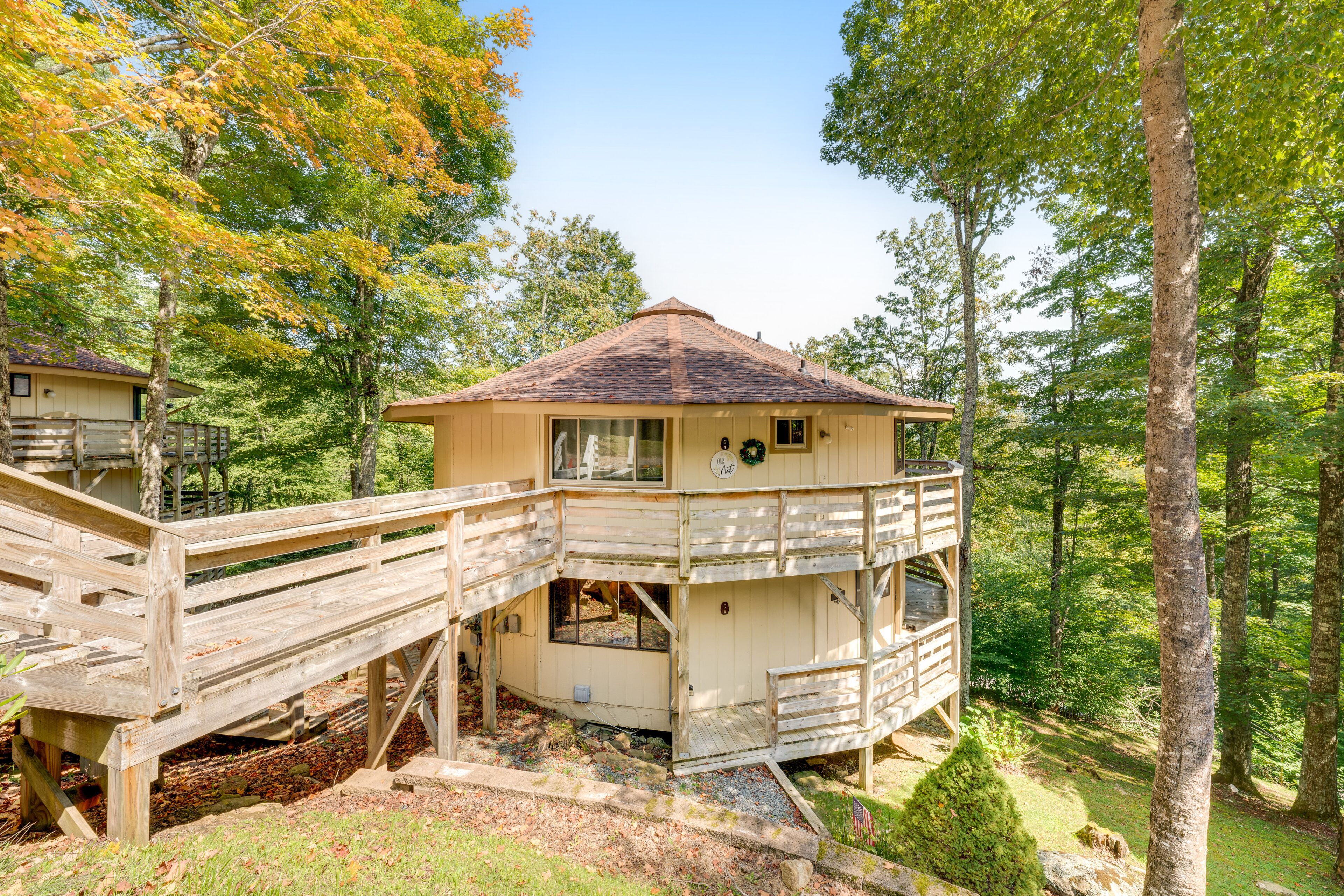 Dog-friendly rustic mountain condo with fireplace, private deck & amazing views